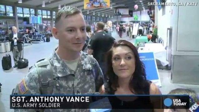 Passengers help soldier pull off surprise airport proposal